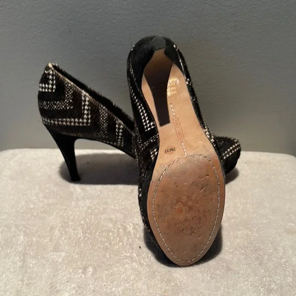 Elegant Black & Cream Women's Heels - Picture 4 of 4